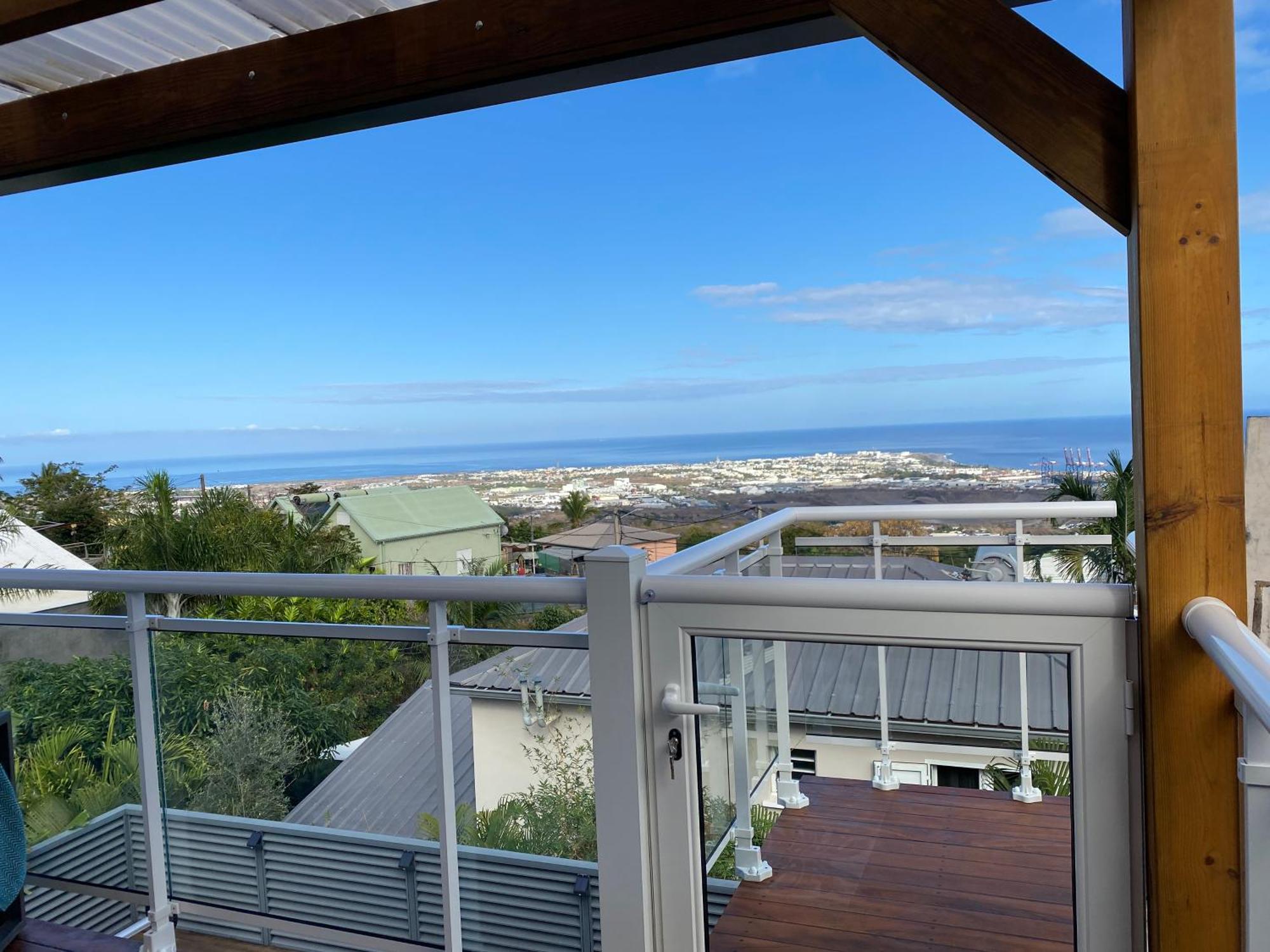 Location Saisonniere A Portee De Vue La Possession Exterior photo